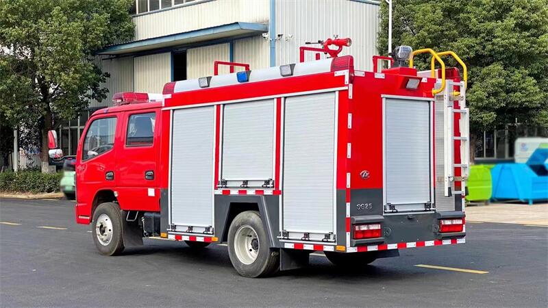 东风小多利卡2.5T水罐消防车